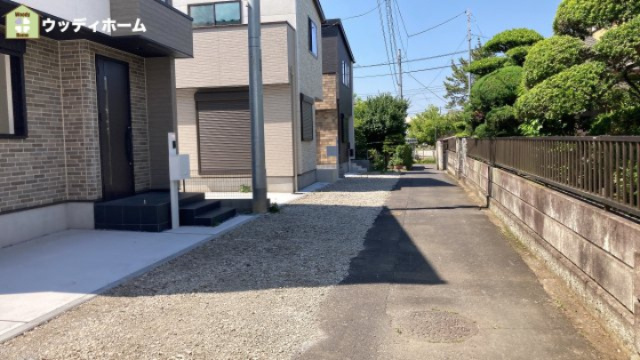 春日部市八丁目　未入居一戸建て　1号棟の前面道路含む現地写真