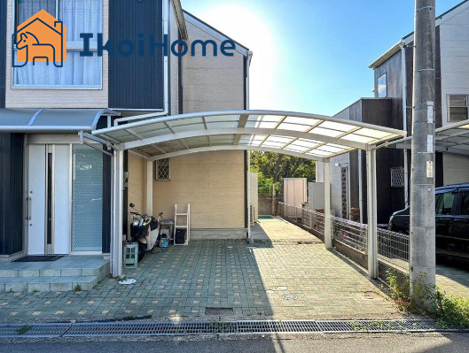 神戸市西区桜が丘西町４丁目　中古一戸建の駐車場|●年中無休：当日予約可●　お車は3台駐車可能で、カーポートがございますので雨に濡れず安心です♪