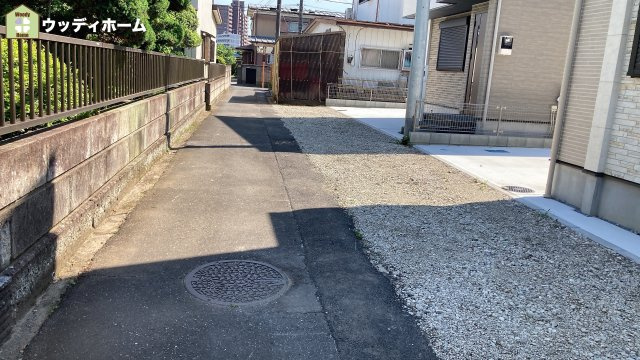 春日部市八丁目　未入居一戸建て　3号棟の前面道路含む現地写真