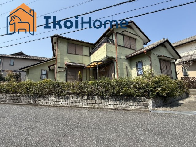 神戸市西区竹の台3丁目　中古戸建の駐車場|前面道路は広々しています。駐車がし易く、車の対面のすれ違いも楽にできます。