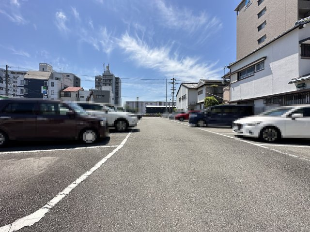 ネオクレメントの駐車場