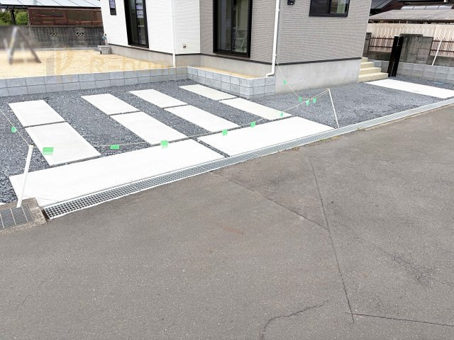 笠間市市野谷24-P1　新築戸建て　1号棟の駐車場|カースペースは3台完備。ゲスト用のスペースも確保できますね♪