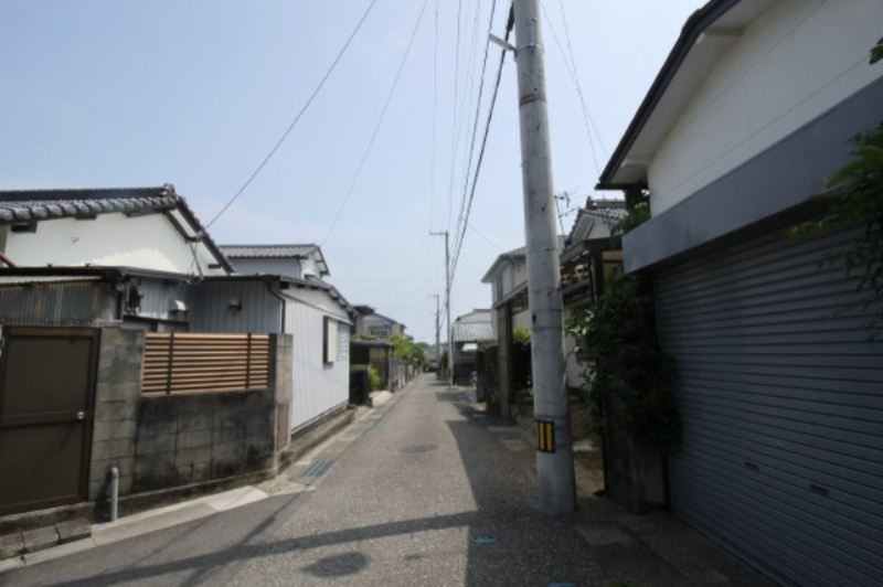 瀬戸西町　建築条件なし　売土地の前面道路含む現地写真
