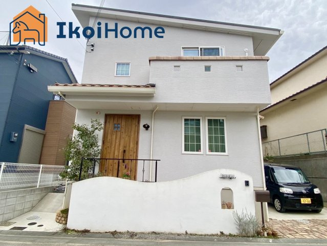 神戸市西区伊川谷町潤和　中古戸建　築浅の駐車場|弊社独自で毎月５組限定「人気オプション３点パック」カーポート・バルコニー・ウッドデッキを１万円で取付