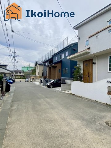 神戸市西区伊川谷町潤和　中古戸建　築浅の前面道路含む現地写真|●年中無休：当日予約可●太陽光発電が導入済！光熱費の削減にも◎蓄電ができるようになれば災害時も安心