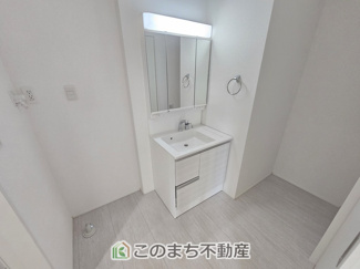 【洗面所】 | グラファーレ宇都宮市新町　2号棟 | シャンプードレッサーで朝の身支度♪伸びるホースでお掃除も簡単清潔です！