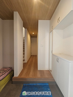 【玄関】 | グラファーレ宇都宮市新町　2号棟 | 広々とした玄関スペース♪たくさんの靴を収納できる下駄箱もございます。