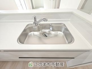 【内装】 | グラファーレ宇都宮市新町　2号棟 | ビルトイン型浄水器を内蔵したキッチン水栓。お米を研いだり、野菜を洗ったりするときなど用途に応じてワンタッチで浄水に切り替えが可能です。カートリッジ式なので、フィルターを簡単に交換する事が出来ます。