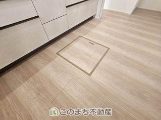 【内装】 | グラファーレ宇都宮市新町　2号棟 | 床下収納は意外と容量があり、日常のストックにも大活躍です♪