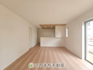 【居間・リビング】 | グラファーレ宇都宮市新町　2号棟 | 開放感のある広々としたリビング☆家族みんなでゆったりくつろげます♪
南側から暖かな日差しが差し込みます♪キッチンからリビングの様子がよく見渡せます☆