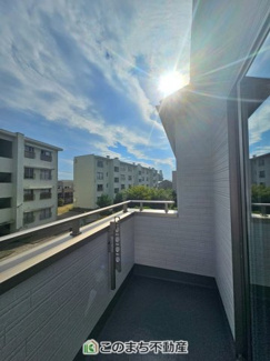 【バルコニー】 | グラファーレ宇都宮市新町　2号棟 | 南向きの大型バルコニーは陽当り良好で、たっぷりのお洗濯物もよく乾きます！