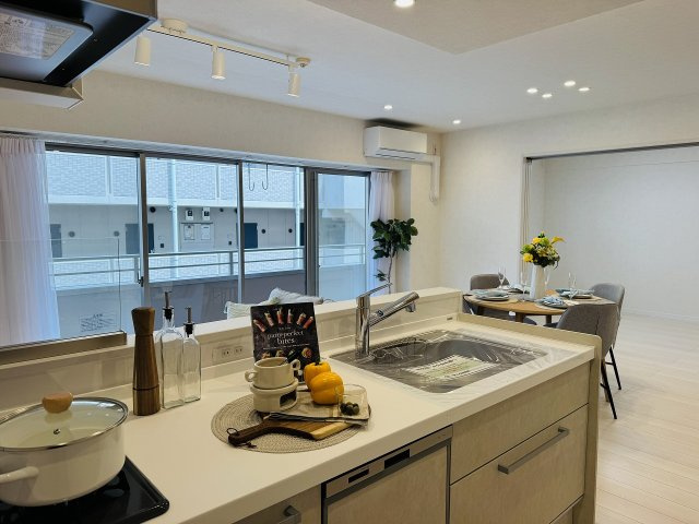 レクシオ大和田の内装|～リビングにいるご家族とのコミュニケーションもとりやすいカウンターキッチンです～