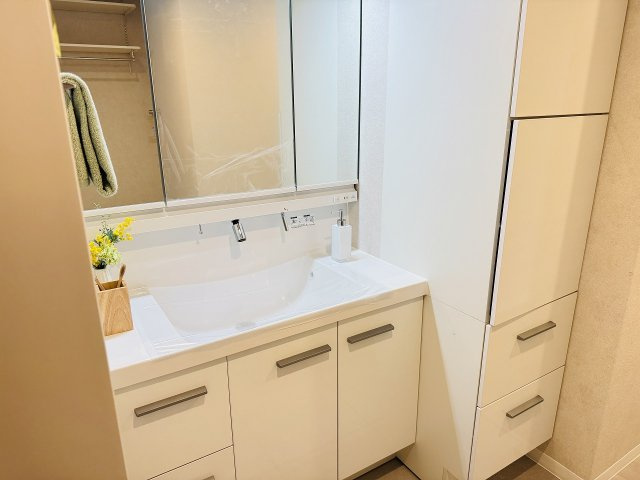 レクシオ大和田の独立洗面台|～新規交換済、３面鏡付きの独立洗面台　細々している物をスッキリ収納出来ます～