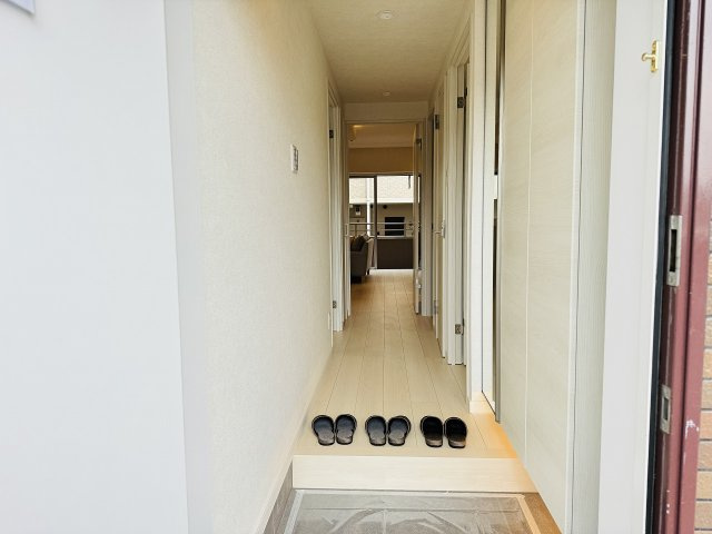 レクシオ大和田の玄関|～ホワイトを基調とした明るい内装です～