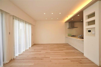 【居間・リビング】 | レイディアントシティ横濱カルティエ6 | カウンターキッチンですのでお料理の提供もスムーズです。
※令和5年10月時点のリフォーム後写真