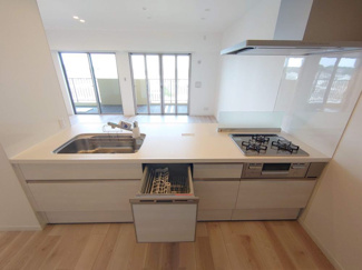 【キッチン】 | レイディアントシティ横濱カルティエ6 | ダイニングが見渡せて開放感のあるキッチンです。
※令和5年10月時点のリフォーム後写真