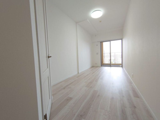 【洋室】 | レイディアントシティ横濱カルティエ6 | ウォークインクローゼット付き洋室でお部屋を広々使用できます。
※令和5年10月時点のリフォーム後写真