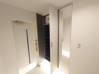 【玄関】 | レイディアントシティ横濱カルティエ6 | 家を出る前に身だしなみを確認できるので、安心して出かけられます。
※令和5年10月時点のリフォーム後写真