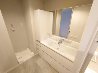 【独立洗面台】 | レイディアントシティ横濱カルティエ6 | 収納豊富な洗面台で、増えがちな小物もスッキリ収納できます。
※令和5年10月時点のリフォーム後写真