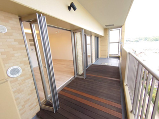 【バルコニー】 | レイディアントシティ横濱カルティエ6 | 東向きで朝日を感じられるバルコニーです。