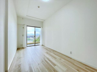 【洋室】 | レイディアントシティ横濱カルティエ6 | 明るい洋室です。
※令和5年10月時点のリフォーム後写真