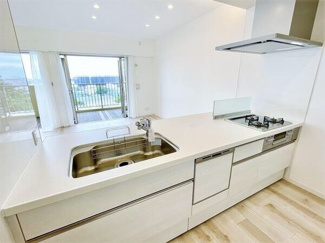 【キッチン】 | レイディアントシティ横濱カルティエ6 | 明るく気持ちの良いキッチンで楽しくお料理ができますね♪
※令和5年10月時点のリフォーム後写真