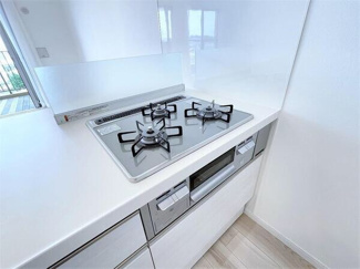 【キッチン】 | レイディアントシティ横濱カルティエ6 | 3口ガスコンロは同時進行でいくつもの調理を進めることができるので時短になります。
※令和5年10月時点のリフォーム後写真