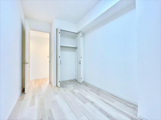 【洋室】 | レイディアントシティ横濱カルティエ6 | クローゼット付き洋室
※令和5年10月時点のリフォーム後写真