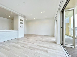 【居間・リビング】 | レイディアントシティ横濱カルティエ6 | 開放感のある心地よいLDKです。
※令和5年10月時点のリフォーム後写真