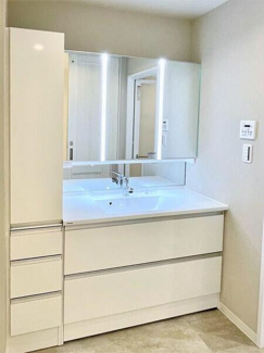 【独立洗面台】 | レイディアントシティ横濱カルティエ6 | 収納豊富な洗面スペースです。
※令和5年10月時点のリフォーム後写真