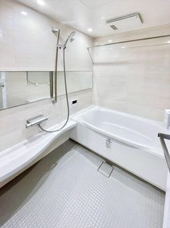 【浴室】 | レイディアントシティ横濱カルティエ6 | 足を伸ばしてゆっくり疲れを癒せるお風呂です。
※令和5年10月時点のリフォーム後写真