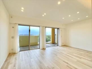 【居間・リビング】 | レイディアントシティ横濱カルティエ6 | 約21.5帖のLDK
※令和5年10月時点のリフォーム後写真