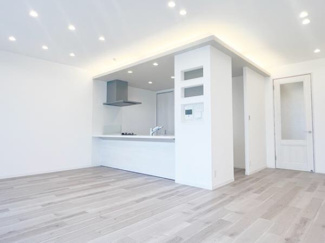 【キッチン】 | レイディアントシティ横濱カルティエ6 | リビングから見たキッチンの様子
※令和5年10月時点のリフォーム後写真