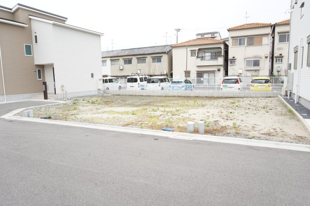 売土地　四條畷市美田町8号地（建築条件無し更地）の前面道路含む現地写真