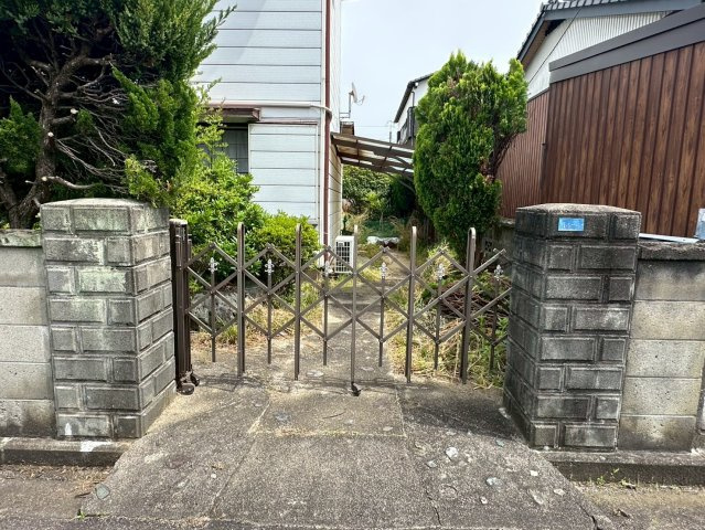 松神子2丁目　売土地の外観|【外観】接道間口は18.6mと広く、大型車の出し入れもスムーズ。複数台の来客用駐車場も確保でき、友人を招きやすい住まいになります。