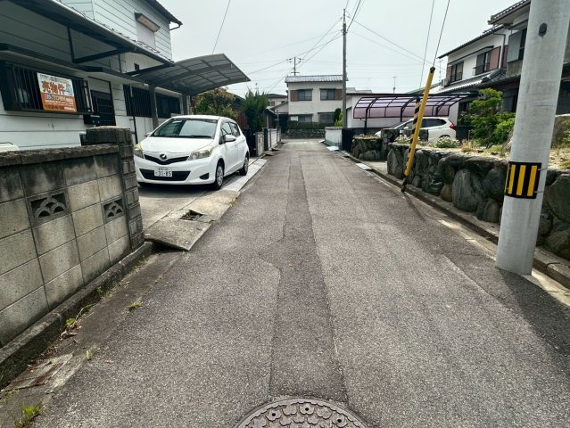 松神子2丁目　売土地の前面道路含む現地写真|前面道路は幅員4mの公道。接道間口が18.6mと広いため、お車の出し入れもスムーズです。
