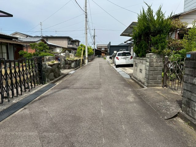 松神子2丁目　売土地の前面道路含む現地写真|【前面道路含む現地写真】前面道路は幅員4mの公道。接道間口が18.6mと広いため、お車の出し入れもスムーズです。