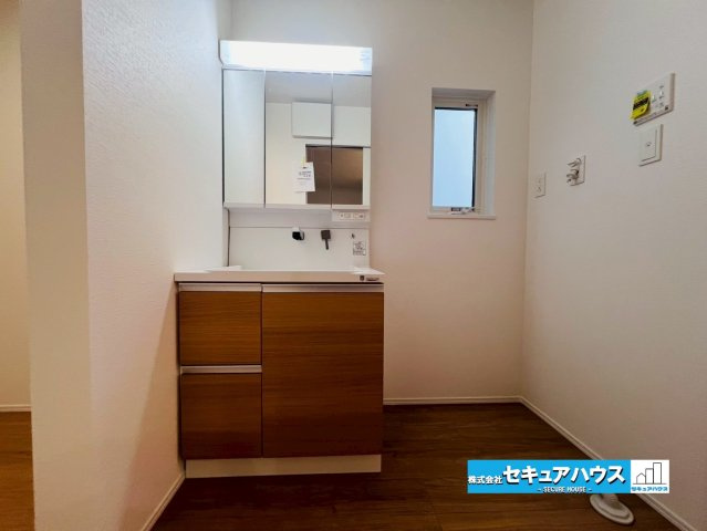 【今からご案内可能】東海市中央町 全1棟 の独立洗面台|【独立洗面化粧台】
良く通勤通学に向かえそうですね！鏡の裏にはたっぷりと収納スペースを標準装備！
◆電源を付属しているのでドライヤーなど利用できます。