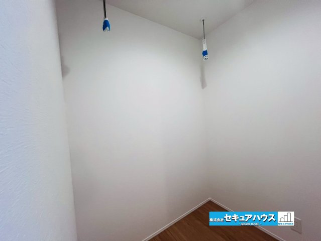 【今からご案内可能】東海市中央町 全1棟 のランドリースペース|【ランドリースペース】
◆室内干しもできる嬉しいスペースです♪
洗濯機から取り出してすぐ干せるのもポイントです。