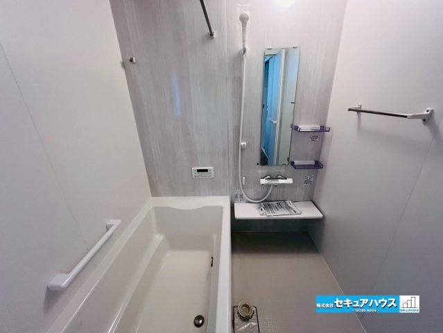 【今からご案内可能】東海市中央町 全1棟 の浴室|【浴室】
◆アクセントパネルで落ち着きのある雰囲気を演出します。毎日の疲れを癒やすバスタイムをお楽しみ下さい！
窓付きで、カビの繁殖を抑える効果があります。