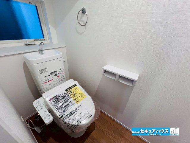 【今からご案内可能】東海市中央町 全1棟 のトイレ|【高機能トイレ】
◆高機能トイレの多くは便器のフタの開閉が自動であり、使用後に手動で水を流す面倒もなく非常に便利です。スタイリッシュな見た目で、お掃除しやすく、節水効果が高いです。