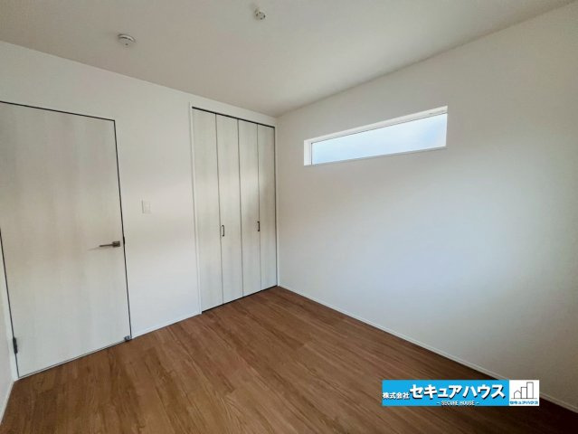 【今からご案内可能】東海市中央町 全1棟 の洋室|【洋室】
広々とした居住空間は日々の暮らしを彩り、心のやすらぎと満足感を与えてくれます。通風と採光を考慮した設計は子供たちはのびのび育ち、家族でくつろぎと団らんを生み出します。