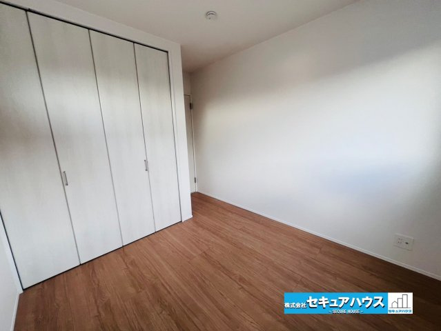 【今からご案内可能】東海市中央町 全1棟 の洋室|【洋室】
家族一人ひとりの大切なプライベート空間。趣味に合わせて使って頂けるようシンプルに仕上げてあります。暮らし心地を大きく左右する収納を、適材適所に配置し使い勝手を考慮しました。　