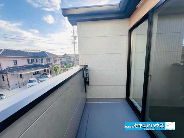 【今からご案内可能】東海市中央町 全1棟 のバルコニー|【バルコニー】
◆見晴らしもよく、太陽の温かな温もりをめいっぱい受け止めてくれます。
太陽の光と爽やかな風を受けたお洗濯物はあっという間に乾き、取りこむ時には太陽の匂いを感じられそうですね。