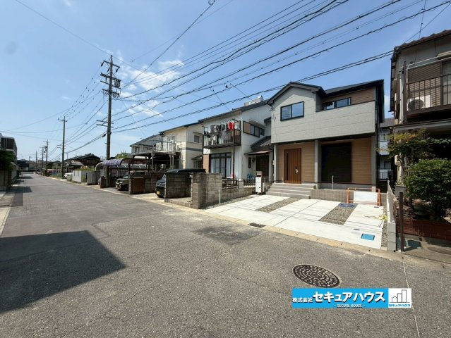 【今からご案内可能】東海市中央町 全1棟 の前面道路含む現地写真|前面道路は閑静な住宅地をはしる車通りの少ない道路。お車の出し入れが苦手なママや小さなお子様にも安心ですね。しっかり舗装もされているので、ベビーカーや自転車で通っても快適に通行できます。