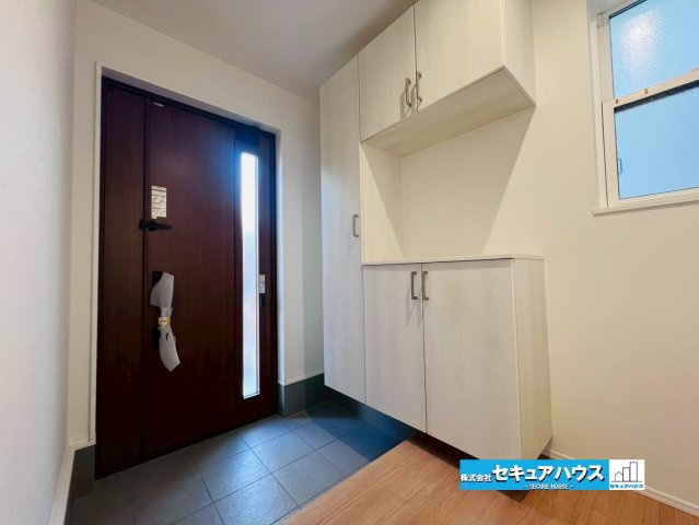 【今からご案内可能】東海市中央町 全1棟 の玄関|【玄関】
◆光が差し込み明るいです。気分も晴れやかになりますね。
◆玄関には、収納力のあるシューズボックスがございます。玄関まわりがすっきり片付きます。　