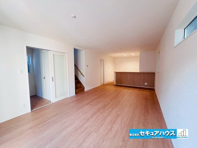 【今からご案内可能】東海市中央町 全1棟 の居間・リビング|【20帖のLDK】
◆日当たりが良く温かい広々リビングは家族の団らんスペースになります。