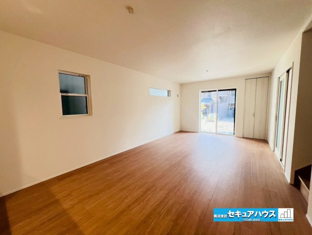 【今からご案内可能】東海市中央町 全1棟 の居間・リビング|【20帖のLDK】
◆通学から帰宅し、リビングルームで会話を楽しむ子ども達。リビングから臨む景色は太陽色に染まり、解放感溢れゆったりとしたひと時を過ごすことが出来る素敵な空間です。