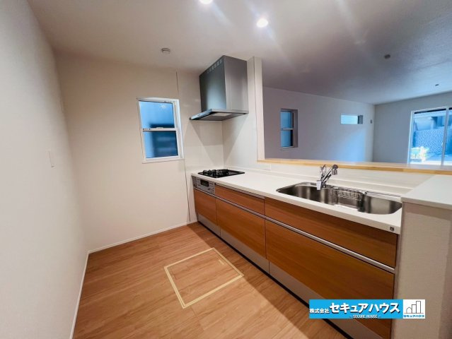 【今からご案内可能】東海市中央町 全1棟 のキッチン|【キッチン】
◆家族揃ってリビングで過ごすお休みの日が、楽しみになる場所となることでしょう。
対面式のオープンキッチンは、家事をしながら家族の様子が一目でわかる安心＆便利設備♪