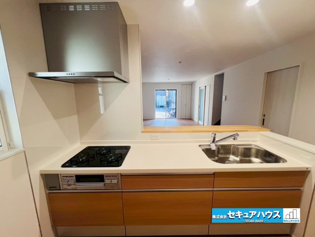 【今からご案内可能】東海市中央町 全1棟 のキッチン|【キッチン】
◆同時にたくさんの料理が調理できる。「焼く・蒸す・煮る」の工程を同時進行で進めることができるので、料理を素早く作ることができます。育児でバタバタ忙しいママに嬉しい♪